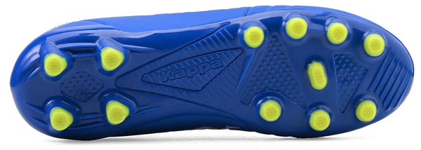 Chuteira com sola antiderrapante azul com detalhes em verde para conforto e segurança durante o jogo.