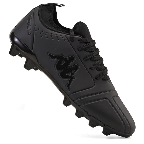 Chuteira de futebol preta com logo da Kappa também em preto na lateral e sola com cravos, ideal para futebol de campo.