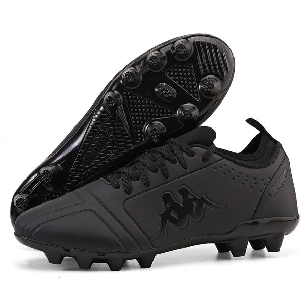 Chuteira de futebol preta com detalhe de logo da Kappa, ideal para atletas e praticantes de esportes, com sola antiderrapante para melhor desempenho.