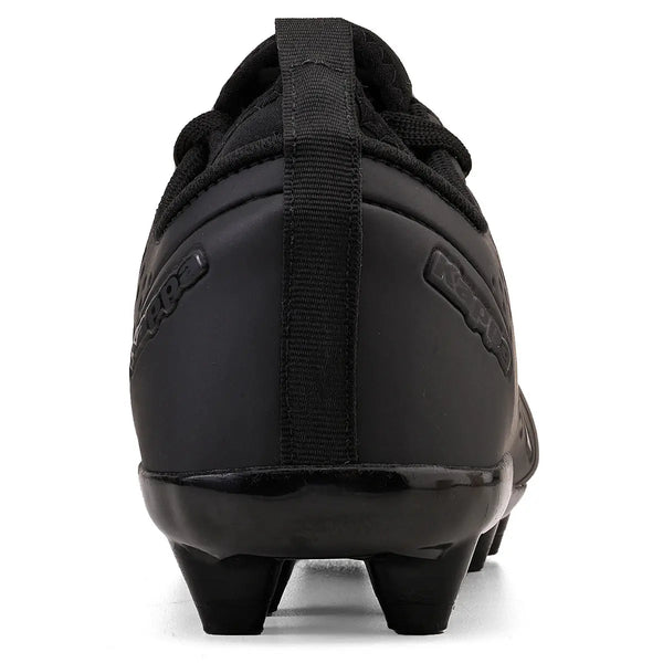 Chuteira de futebol preta vista de trás, com sola de cravo e detalhes em relevo, ideal para jogos em gramados.