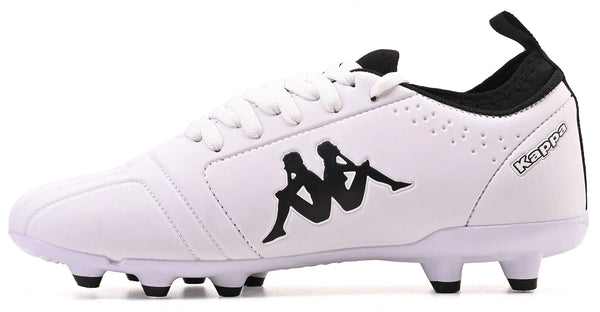 Chuteiras de futebol brancas da marca Kappa com logotipo preto na lateral, ideal para prática esportiva, com sola antiderrapante e design moderno.