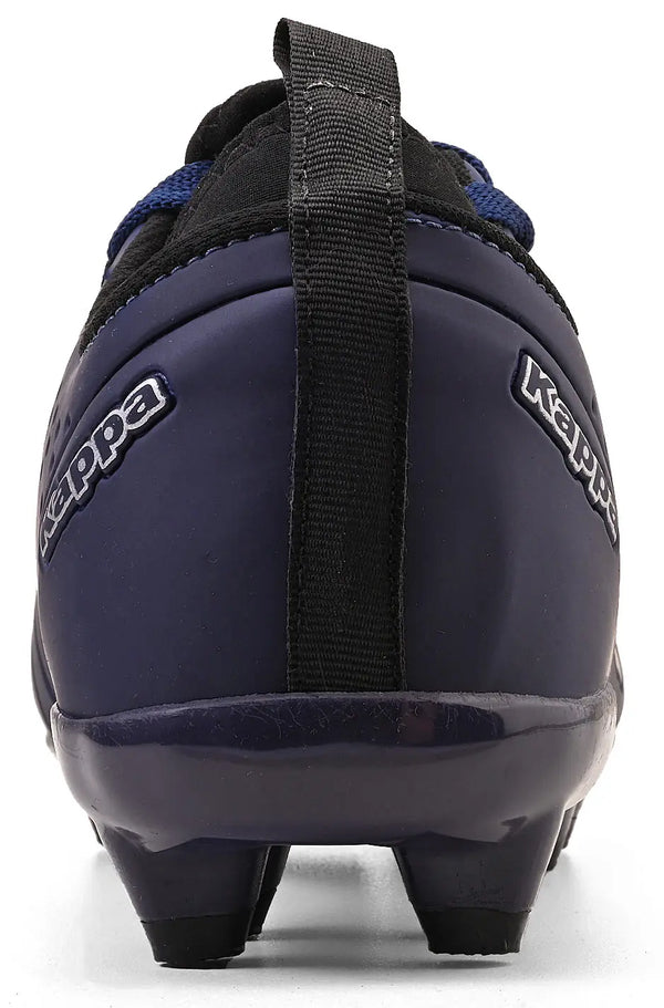 Chuteira azul e preta com detalhes em prateado, com puxador na cor preta no calcanhar. Ideal para jogos de gramado. 