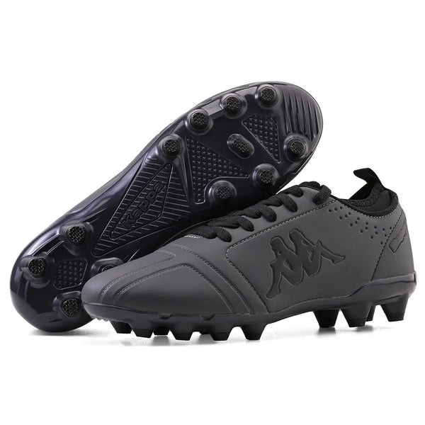 Chuteira de futebol Kappa grafite com detalhes em preto e sola com travas, ideal para jogos em campo de grama natural ou sintética.