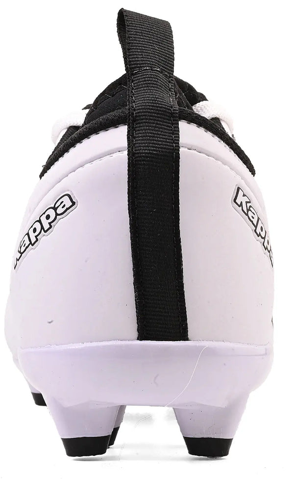 Detalhe de chuteira branca da Kappa com detalhe preto, apoio robusto e calcanhar reforçado, ideal para atividades físicas.