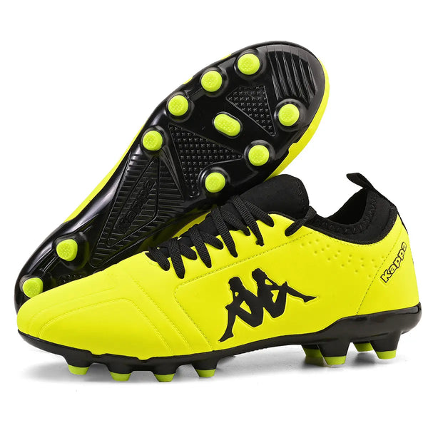 Chuteira kappa amarela e preta com logo da marca e calcanhar acolchoado, ideal para partidas esportivas.