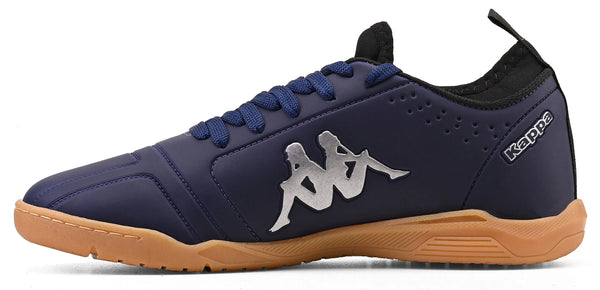 Chuteira azul marinho da Kappa com detalhe em prata e sola bege, adequado para atividades físicas ou uso casual, com logotipo visível na lateral.