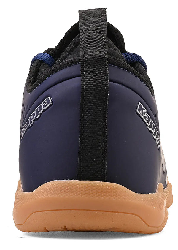 Imagem da parte de trás da chuteira azul marinho, com detalhe de puxador preto no calcanhar, sola de borracha bege, ideal para atividades físicas.