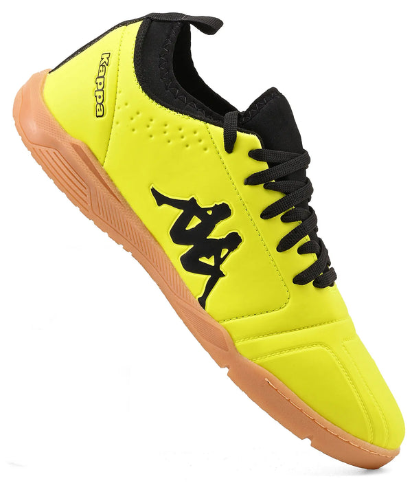 Chuteira amarela com detalhes pretos e solado de borracha bege, com logo da Kappa na lateral, perfeito para prática de esportes.