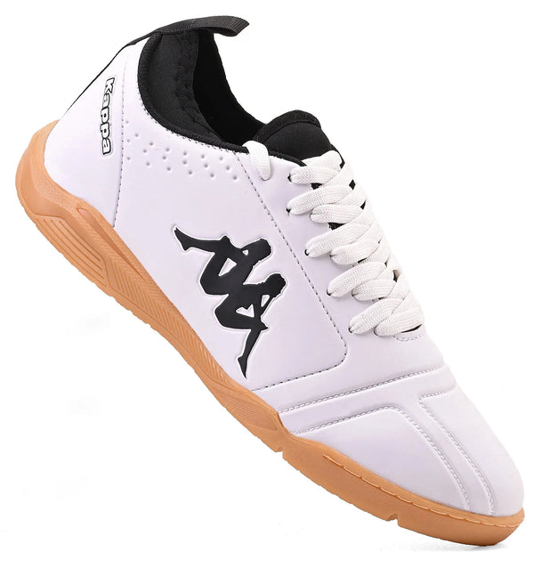 Chuteira branca com detalhes pretos e solado de borracha bege, com logo da Kappa na lateral, perfeito para prática de esportes.