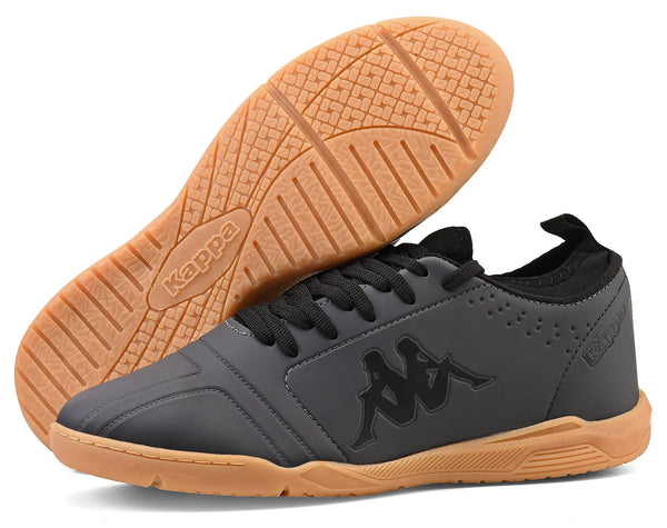 Chuteira grafite da marca Kappa com detalhes pretos e sola de borracha antiderrapante, ideal para prática de esportes e atividades físicas.