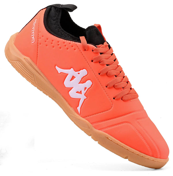 Chuteira laranja com detalhes brancos e solado de borracha bege, com logo da Kappa na lateral, perfeito para prática de esportes.