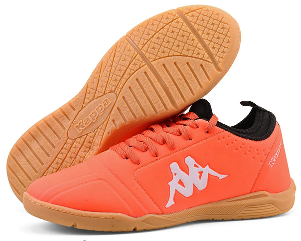 Chuteira laranja da marca Kappa com detalhes brancos e sola de borracha antiderrapante, ideal para prática de esportes e atividades físicas.