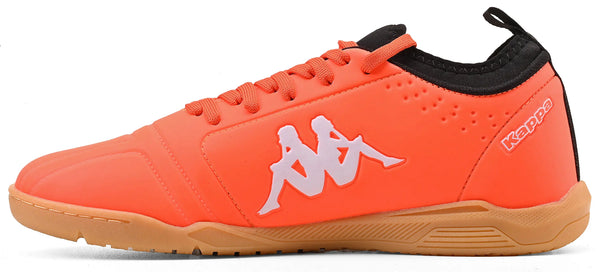Chuteira laranja da Kappa com detalhe em branco e sola bege, adequado para atividades físicas ou uso casual, com logotipo visível na lateral.