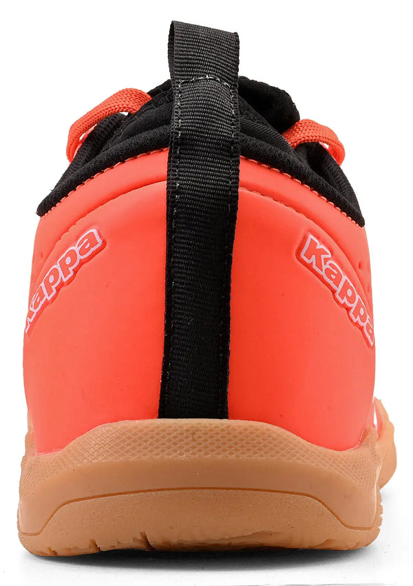 Imagem da parte de trás da chuteira laranja, com detalhe de puxador preto no calcanhar, sola de borracha bege, ideal para atividades físicas.