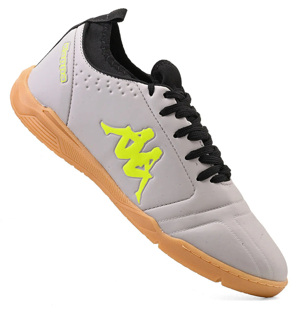Chuteira prata com detalhes amarelos e solado de borracha bege, com logo da Kappa na lateral, perfeito para prática de esportes.