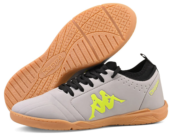 Chuteira prata da marca Kappa com detalhes amarelos e sola de borracha antiderrapante, ideal para prática de esportes e atividades físicas.