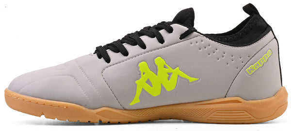 Chuteira prata da Kappa com detalhe em amarelo e sola bege, adequado para atividades físicas ou uso casual, com logotipo visível na lateral.