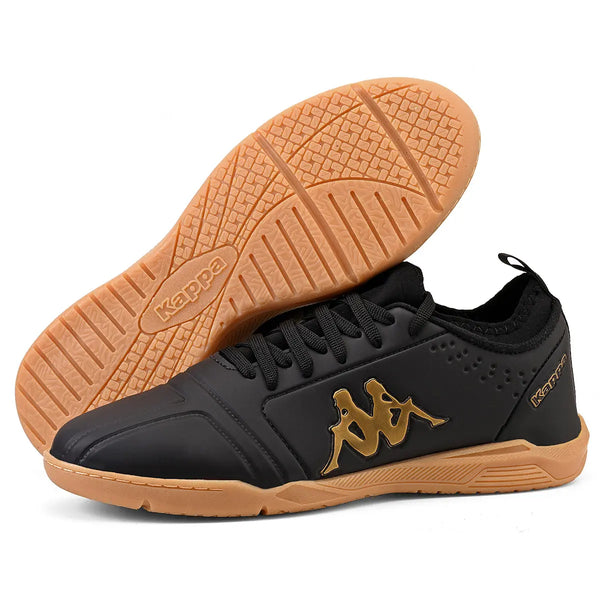 Chuteira preta da marca Kappa com detalhes dourados e sola de borracha antiderrapante, ideal para prática de esportes e atividades físicas.