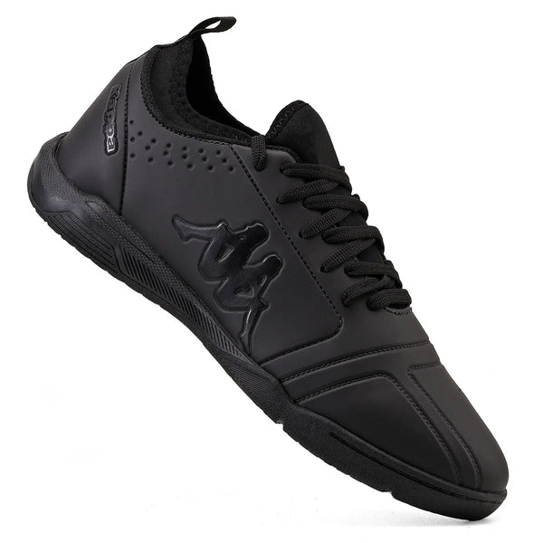 Chuteira preta com detalhes pretos e solado de borracha preto, com logo da Kappa na lateral, perfeito para prática de esportes.