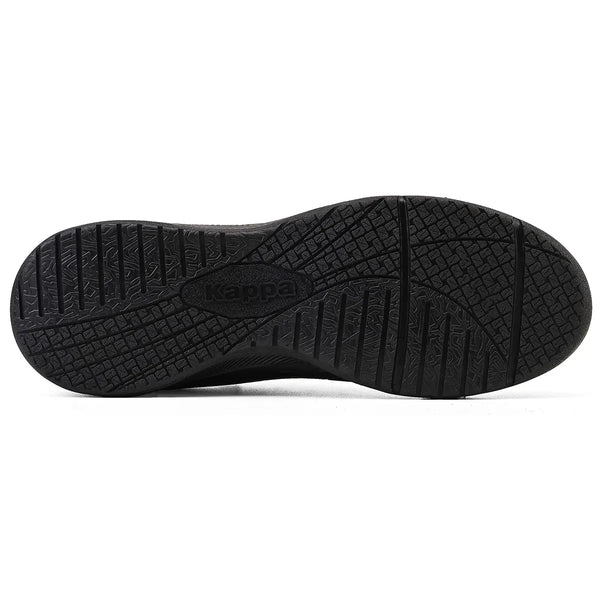Imagem de sola da chuteira preta Kappa, com detalhes na sola antiderrapante e marca visível no centro, apresentando um design em relevo para melhor aderência.