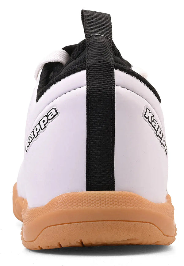 Imagem da parte de trás da chuteira branca, com detalhe de puxador preto no calcanhar, sola de borracha bege, ideal para atividades físicas.