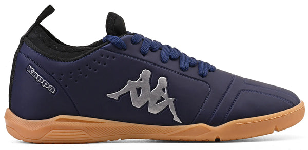Chuteira azul marinho com detalhes pratas e sola de borracha em tom bege, ideal para atividades físicas. Logo da Kappa visível na lateral.