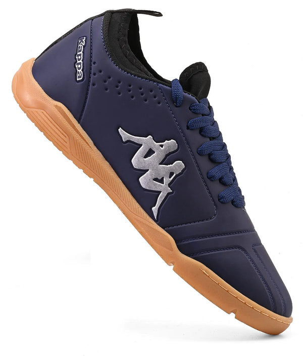 Chuteira azul marinho com detalhes pratas e solado de borracha bege, com logo da Kappa na lateral, perfeito para prática de esportes.