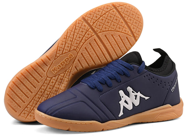 Chuteira azul marinho da marca Kappa com detalhes pratas e sola de borracha antiderrapante, ideal para prática de esportes e atividades físicas.