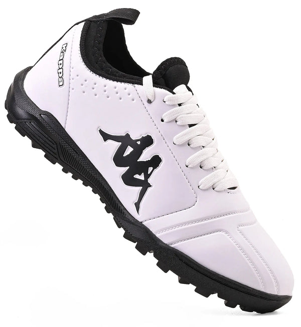 Chuteira branca e preta com logo Kappa em destaque na lateral, ideal para atividades físicas, com design moderno e confortável.