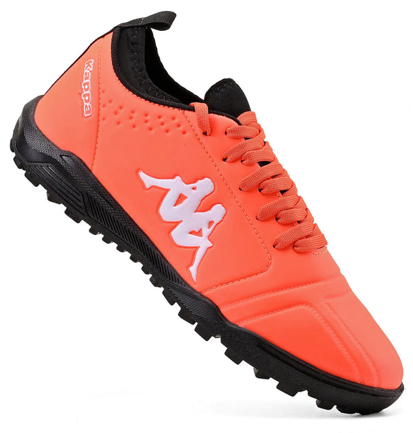Chuteira laranja com logo branco Kappa em destaque na lateral, ideal para atividades físicas, com design moderno e confortável.