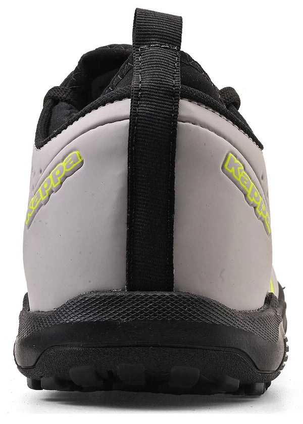 Chuteira prata da Kappa, com sola antiderrapante, design confortável e puxador no calcanhar.