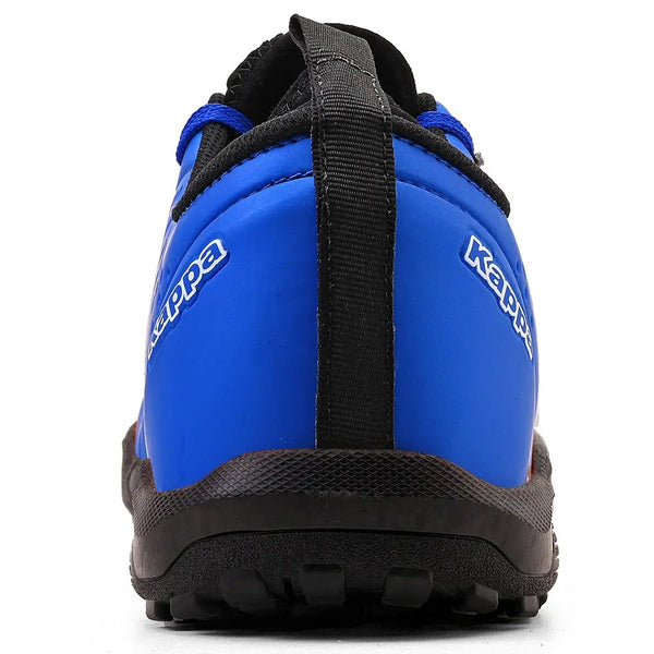 Chuteira azul da Kappa, com sola antiderrapante, design confortável e puxador no calcanhar.
