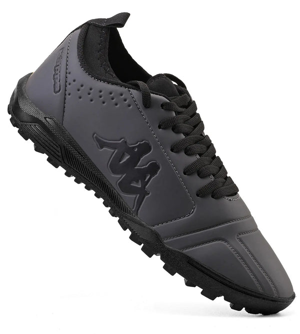 Chuteira grafite com logo Kappa na cor preta em destaque na lateral, ideal para atividades físicas, com design moderno e confortável.