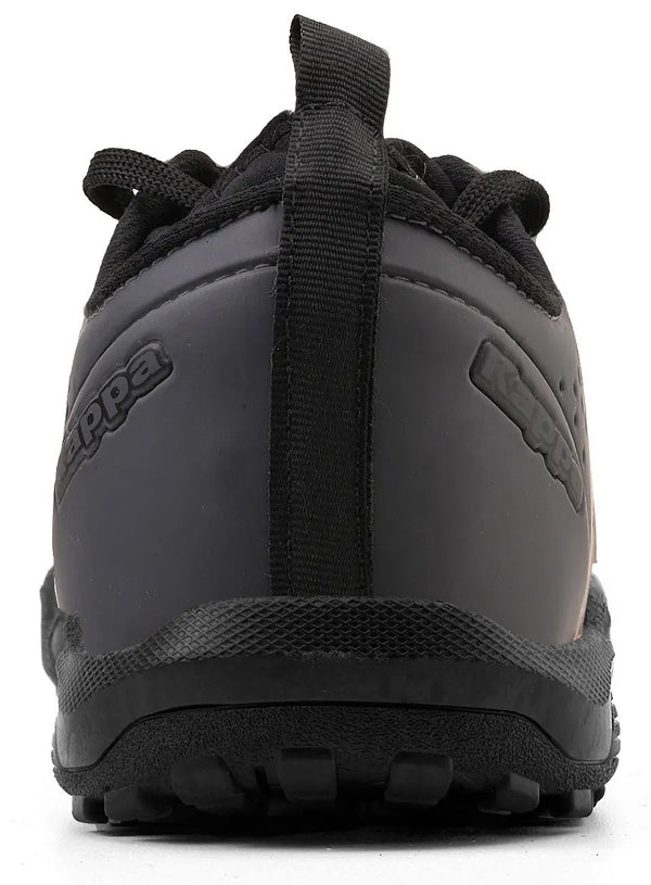 Chuteira grafite da Kappa, com sola antiderrapante, design confortável e puxador no calcanhar.