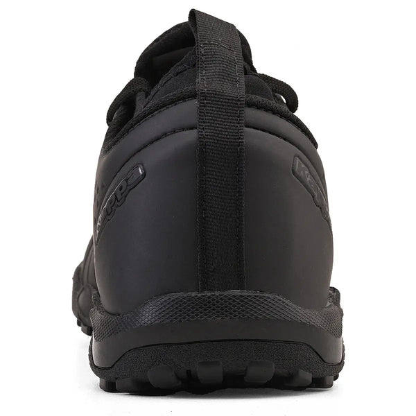 Chuteira preta e assinatura da marca Kappa, ideal para atividades físicas, modelo com puxador no calcanhar.