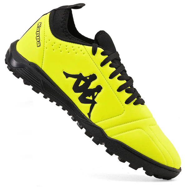 Chuteira amarela com detalhes pretos e logotipo em destaque, ideal para atividades físicas, com solado robusto para melhor tração.
