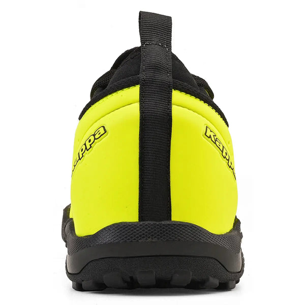 Chuteira amarela com detalhes em preto e assinatura da marca Kappa, ideal para atividades físicas, modelo com puxador no calcanhar.