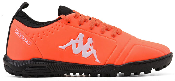 Chuteira laranja com logo Kappa em branco e sola antiderrapante, ideal para prática esportiva, com design moderno e confortável.