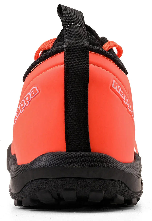 Chuteira laranja com detalhes em branco e assinatura da marca Kappa, ideal para atividades físicas, modelo com puxador no calcanhar.