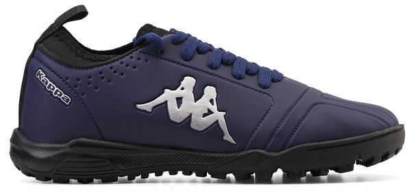 Chuteira azul marinho com logo Kappa em prata e sola antiderrapante, ideal para prática esportiva, com design moderno e confortável.