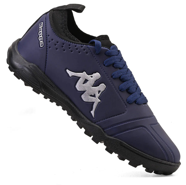 Chuteira azul marinho com detalhes pratas e logotipo em destaque, ideal para atividades físicas, com solado robusto para melhor tração.