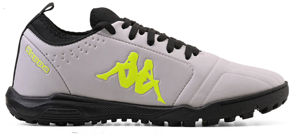 Chuteira prata com logo Kappa em amarelo e sola antiderrapante, ideal para prática esportiva, com design moderno e confortável.