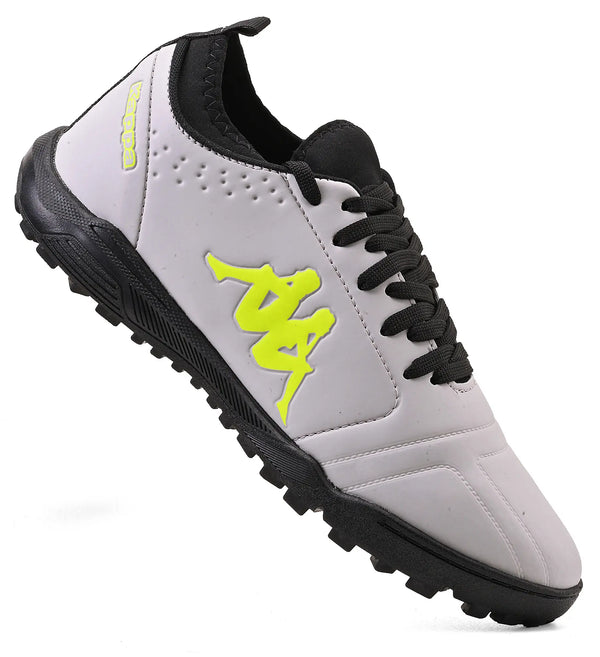 Chuteira prata com detalhes amarelos e logotipo em destaque, ideal para atividades físicas, com solado robusto para melhor tração.