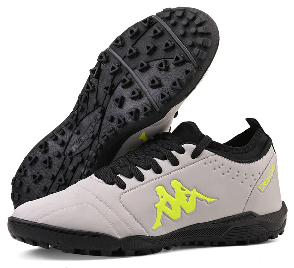 Chuteira prata Kappa para prática de esportes, com solado antiderrapante e logo da marca visível na lateral, ideal para atividades físicas.