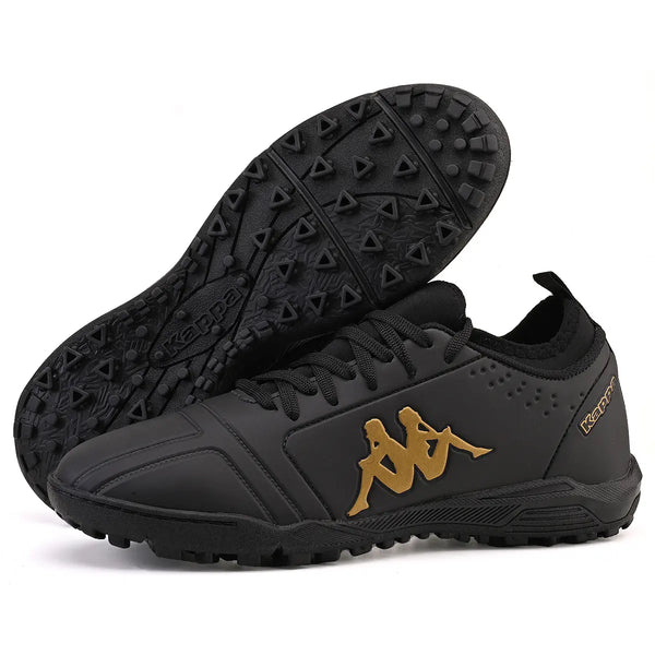 Chuteira preta com detalhes dourados e logotipo em destaque, ideal para atividades físicas, com solado robusto para melhor tração.