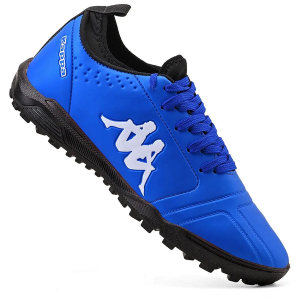 Chuteira azul com detalhes brancos e logotipo em destaque, ideal para atividades físicas, com solado robusto para melhor tração.