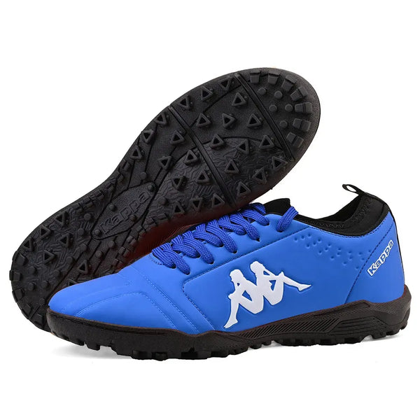 Chuteira azul e branca Kappa para prática de esportes, com solado antiderrapante e logo da marca visível na lateral, ideal para atividades físicas.