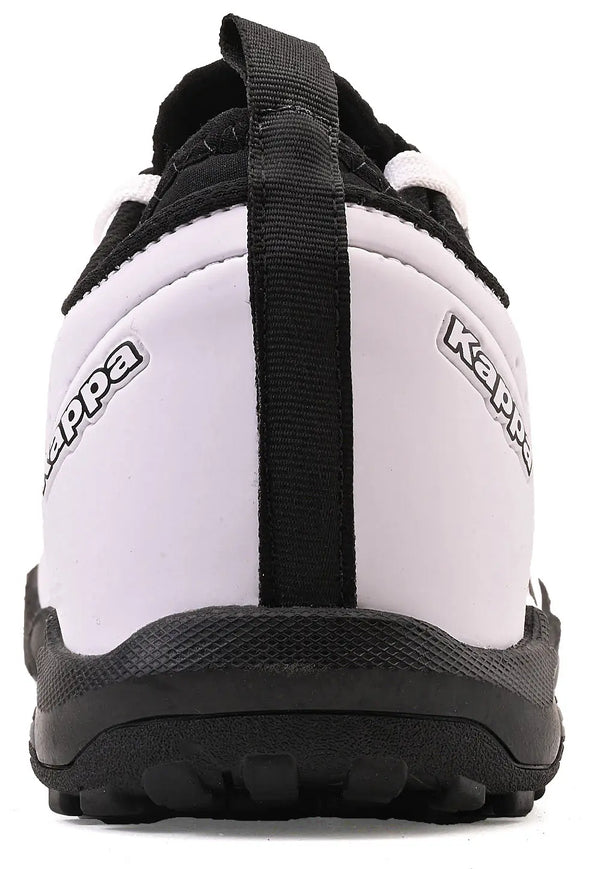 Chuteira branca com detalhes em preto e assinatura da marca Kappa, ideal para atividades físicas, modelo com puxador no calcanhar.