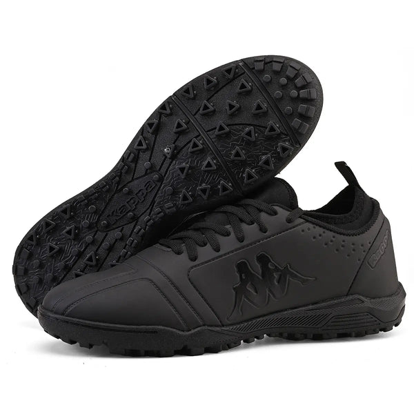 Chuteira preta Kappa para prática de esportes, com solado antiderrapante e logo da marca visível na lateral, ideal para atividades físicas.