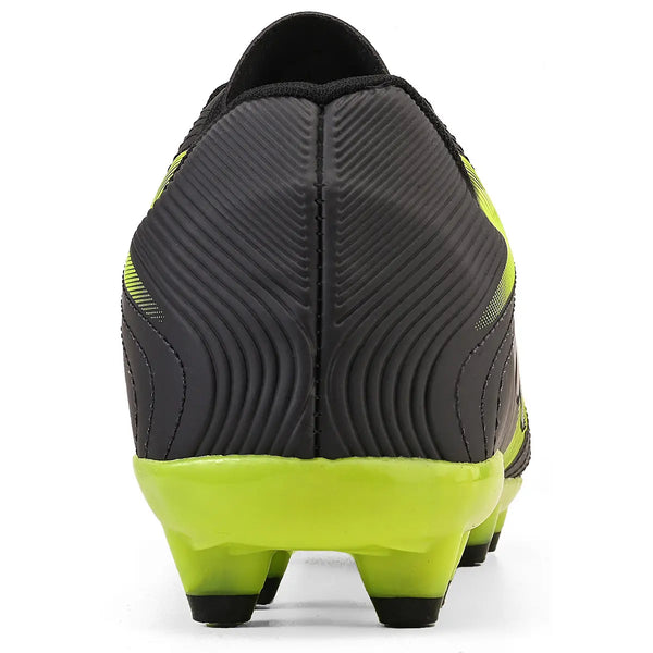 Imagem de chuteira, com sola verde e cabedal preto, ideal para praticar futebol.